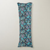 Schädel und Herzen auf schwarzem Hintergrund 2 Seitenschläferkissen (Vorderseite Vertikal)