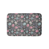 Schädel und Herzen auf schwarzem Hintergrund Badematte (Vorderseite)