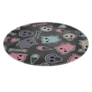 Schädel und Herzen auf schwarzem Hintergrund Schneidebrett