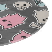 Schädel und Herzen auf schwarzem Hintergrund Schneidebrett (Ecke)