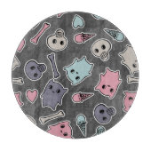 Schädel und Herzen auf schwarzem Hintergrund Schneidebrett (Vorderseite)