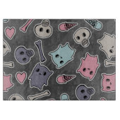 Schädel und Herzen auf schwarzem Hintergrund Schneidebrett (Vorderseite)