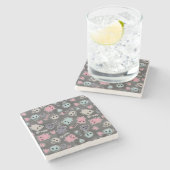 Schädel und Herzen auf schwarzem Hintergrund Steinuntersetzer (Seitenansicht)