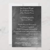 Schädel und Kreuzknochen auf der Einladung zu Grau (Rückseite)