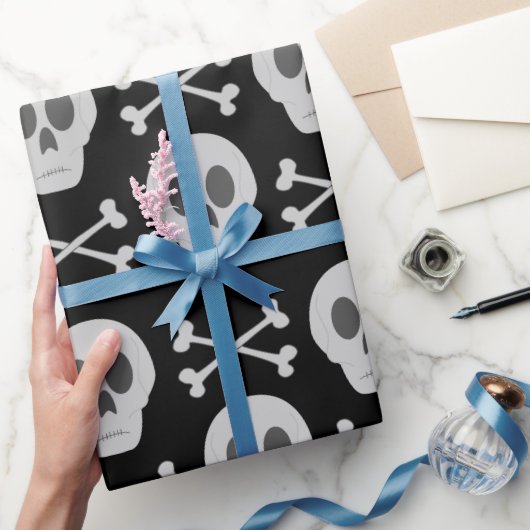 Schädel und Kreuzknochen Geschenkpapier (Schenken)