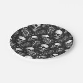 Schädel und Rose Schwarzes Halloween Pappteller (Schrägansicht)