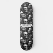 Schädel und Rosen Schwarzer Gothic Name Skateboard (Vorderseite)
