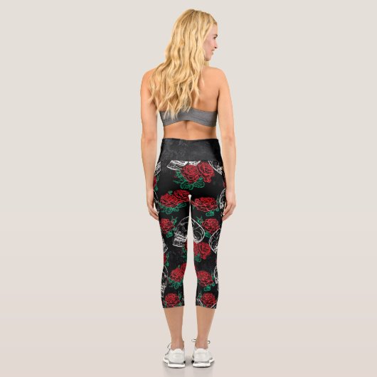 Schädel und Rote Rosen | Modern Gothic Glam Grunge Capri Leggings (Rückseite)