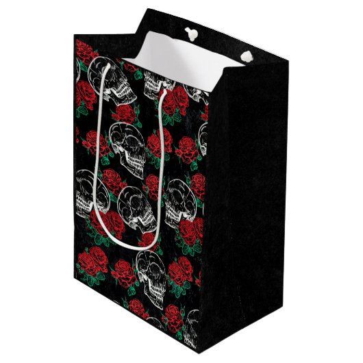 Schädel und Rote Rosen | Modern Gothic Glam Grunge Mittlere Geschenktüte (Vorderseite Schrägansicht)