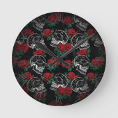 Schädel und Rote Rosen | Modern Gothic Glam Grunge Runde Wanduhr (Vorderseite)