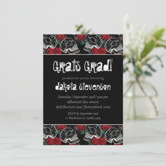Schädel und Rote Rosen | Moderner Glam Goth Abschl Einladung (Stehend Vorderseite)