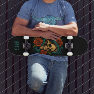 Schädel und Schlange mit Monogramm Skateboard