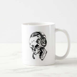Schädel unter Verwendung des Kopfhörers Kaffeetasse