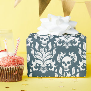 Schädelflammdamaske in glänzend weiß auf latzblau geschenkpapier