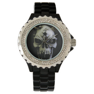 Schädeljugendliche beobachten armbanduhr