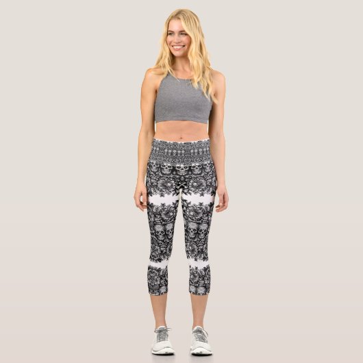Schädelknochen mit gotischen Knochen und Blumenkno Capri Leggings (Vorderseite)
