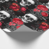 Schädelkronen und verblaßte Rote Rosen auf einem Geschenkpapier (Ecke)