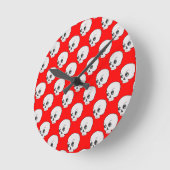 Schädelmuster auf rotem Hintergrund Runde Wanduhr (Winkel)
