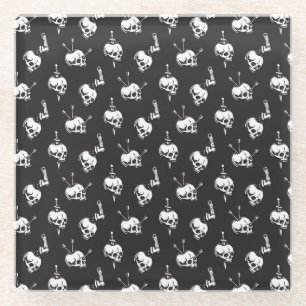 Schädelmuster mit Waffen: Dunkler Hintergrund. Glasuntersetzer