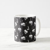 Schädelmuster mit Waffen: Dunkler Hintergrund. Kaffeetasse (VorderseiteRechts)