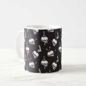 Schädelmuster mit Waffen: Dunkler Hintergrund. Kaffeetasse (Vorderseite Links)
