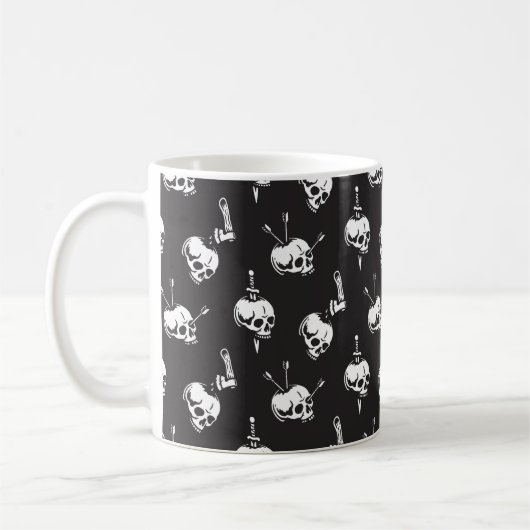 Schädelmuster mit Waffen: Dunkler Hintergrund. Kaffeetasse (Links)