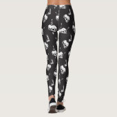 Schädelmuster mit Waffen: Dunkler Hintergrund. Leggings (Rückseite)