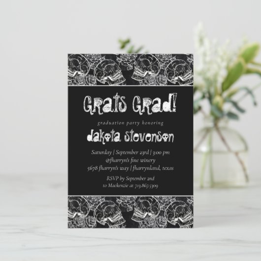 SchädelRose | Funky Chalkboard Grunge Abschluss Einladung (Stehend Vorderseite)