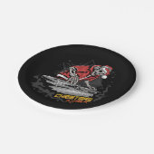 Schädelsanta-Claus mit Weihnachtsjacke und Hut auf Pappteller (Schrägansicht)