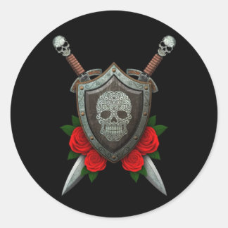 Schädelschild und Schwerter mit Rose drehen Runder Aufkleber