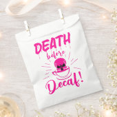 Schädeltod vor Zehnkampf-Skelettkaffee rosa Geschenktütchen (Ausgeschnitten)