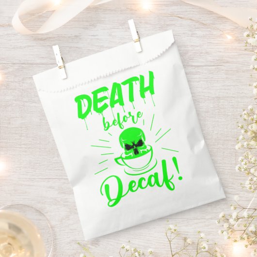 Schädeltod vor Zehntelkaffee grün Geschenktütchen (Ausgeschnitten)