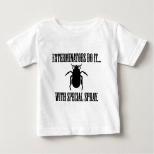 Schädlingsbekämpfer machen es... mit Spezialspray Baby T-shirt