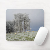 Schafe auf einem frostigen Hügel Mousepad (Mit Mouse)