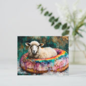Schafe auf einem Regenbogenfarben Floating Doughnu Postkarte (Stehend Vorderseite)
