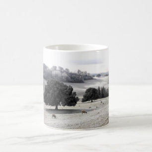 Schafe auf frostigem Feld Kaffeetasse