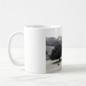 Schafe auf frostigem Feld Kaffeetasse (Links)