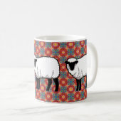 Schafe auf Verziertem rotem Muster Kaffeetasse (VorderseiteRechts)