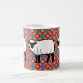 Schafe auf Verziertem rotem Muster Kaffeetasse (Mittel)