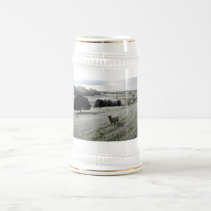 Schafe in einem frostigen Tal Bierglas