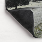 Schafe in einem frostigen Tal Mousepad (Ecke)