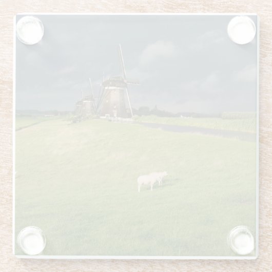 Schafe mit Windmühlen unter dunklen Wolken Glasuntersetzer (Rückseite)