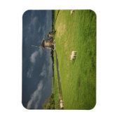 Schafe mit Windmühlen unter dunklen Wolken Magnet (Vertikal)
