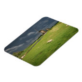 Schafe mit Windmühlen unter dunklen Wolken Magnet (Linke Seite)