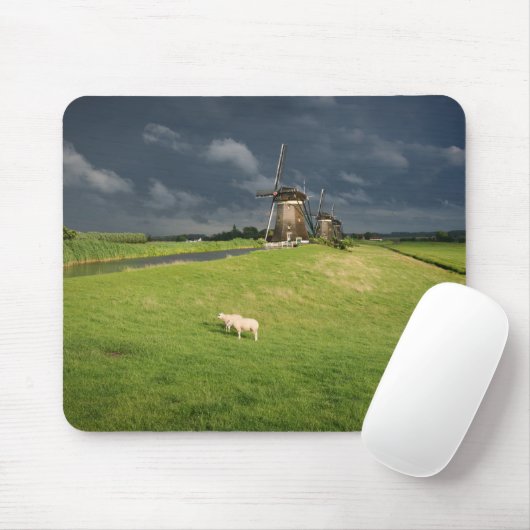 Schafe mit Windmühlen unter dunklen Wolken Mousepad (Mit Mouse)