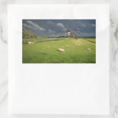 Schafe mit Windmühlen unter dunklen Wolken Rechteckiger Aufkleber (Tasche)