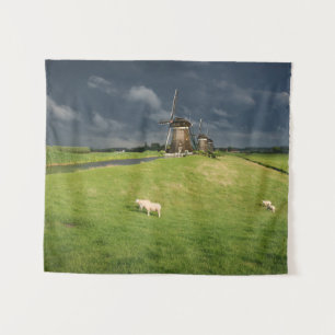 Schafe mit Windmühlen unter dunklen Wolken Wandteppich