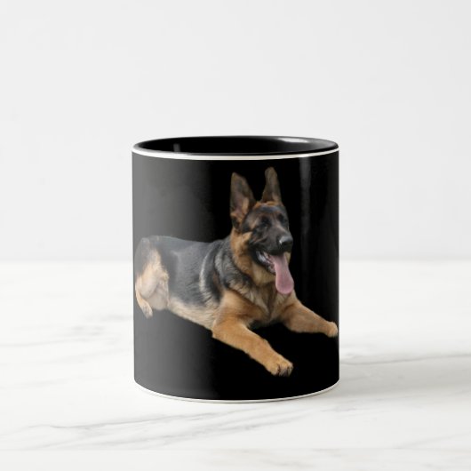 Schäferhund auf schwarzer Tasse (Mittel)