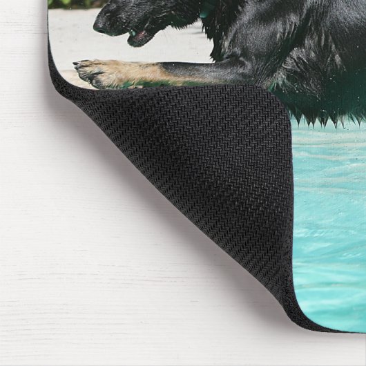 Schäferhund, der in Wasser springt Mousepad (Ecke)