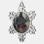 Schäferhund, der mit Hundespielzeug spielt Schneeflocken Zinn-Ornament (Rechts)